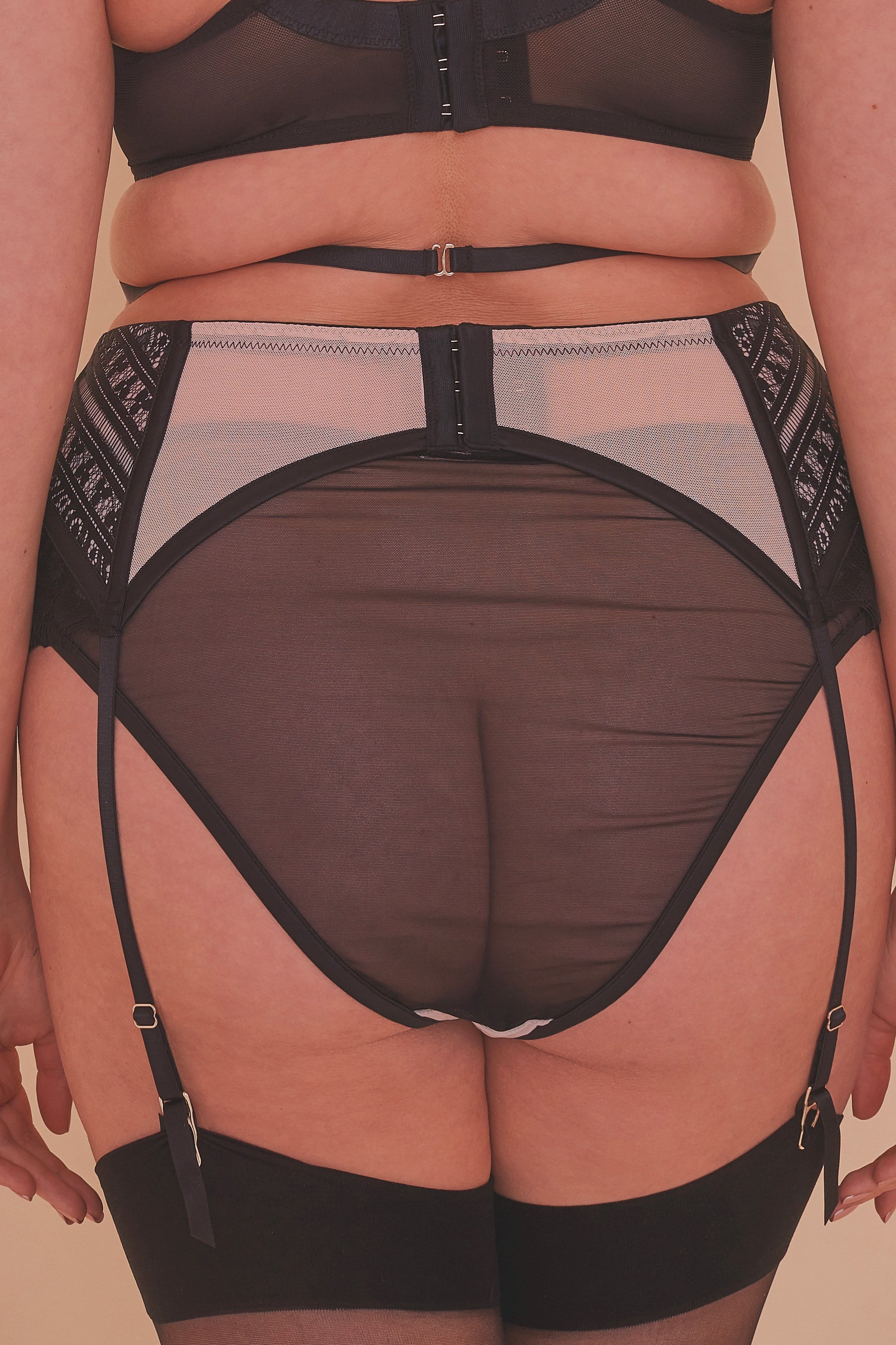 Sky Pearl Lace Harness Curve Suspender Belt - Image 3